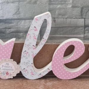 Nombre madera pintado y decorado con Papel Scrap